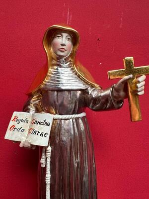 St. Clara Sculpture With Hanging Pedestal en Carved - Wood / Polychrome / Gold Leaf Covered, Southern Germany 20 th century
