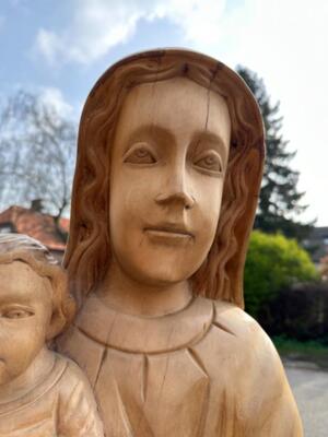 St. Mary With Child  en Hand - Carved Wood , 20 th century ( Anno 1950 )