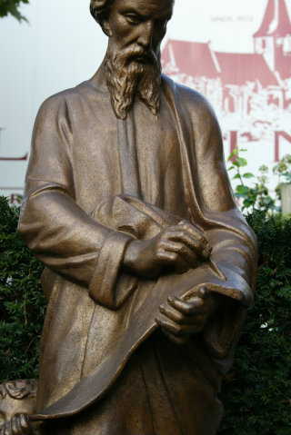 1  St Mattheus Statue