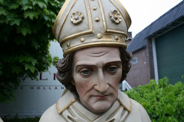 1  St. Willibrordus / St. Servatius Statue