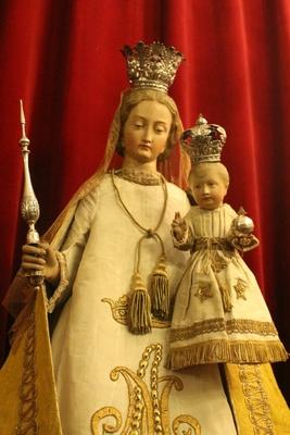 Stake - Madonna en hand-carved wood / Dressed / Silver Atributes, Belgium 19 th century ( anno about 1850 )