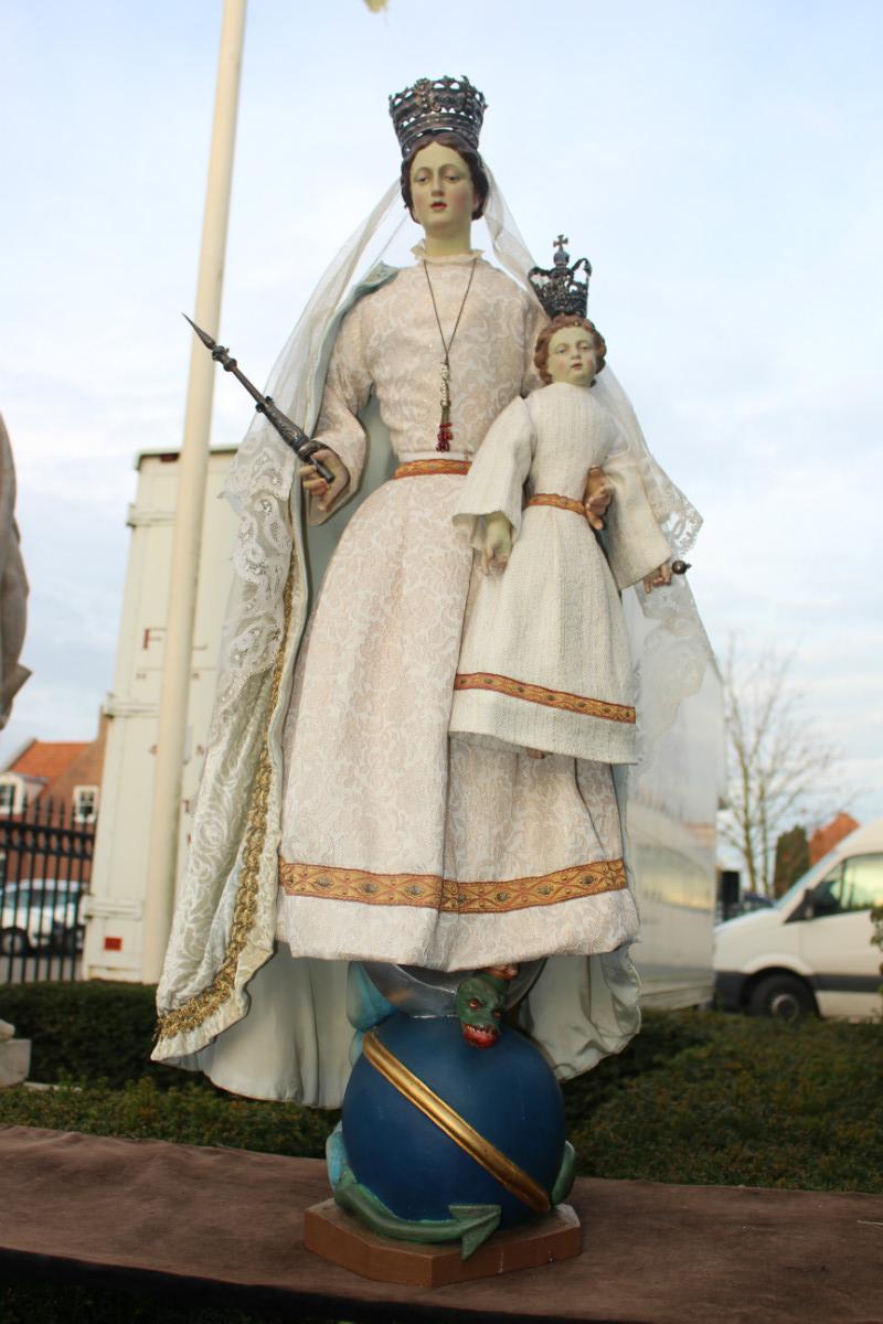 1  Stake - Madonna. Silver Crowns And Scepter.