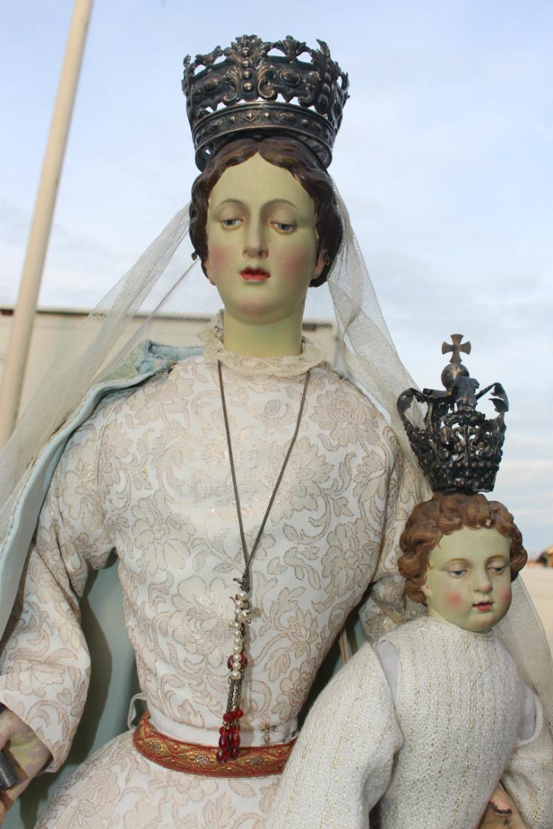 1  Stake - Madonna. Silver Crowns And Scepter.