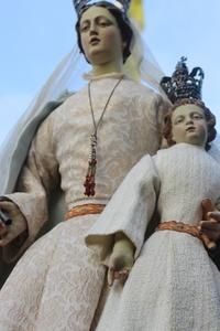 Stake - Madonna. Silver Crowns And Scepter. en hand-carved wood polychrome / Dressed, Belgium 18 th century