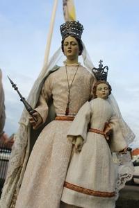 Stake - Madonna. Silver Crowns And Scepter. en hand-carved wood polychrome / Dressed, Belgium 18 th century