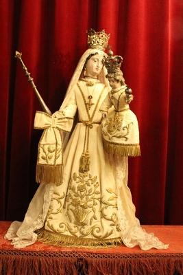 Stake - Madonna. Silver Crowns And Scepter. en Handcarved Polychrome Dressed, Flemish 19th century