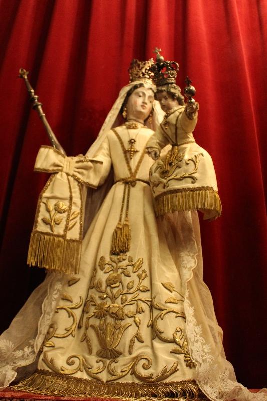 1  Stake - Madonna. Silver Crowns And Scepter.
