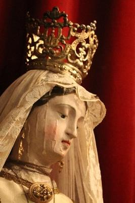 Stake - Madonna. Silver Crowns And Scepter. en Handcarved Polychrome Dressed, Flemish 19th century