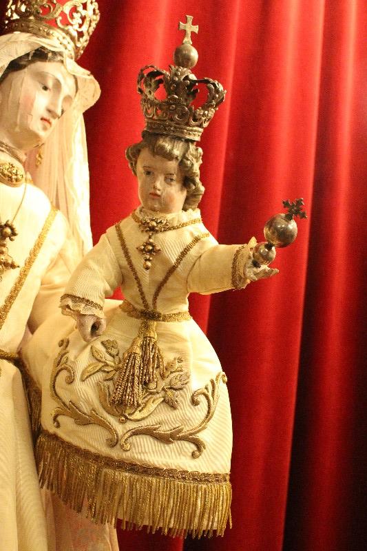 1  Stake - Madonna. Silver Crowns And Scepter.