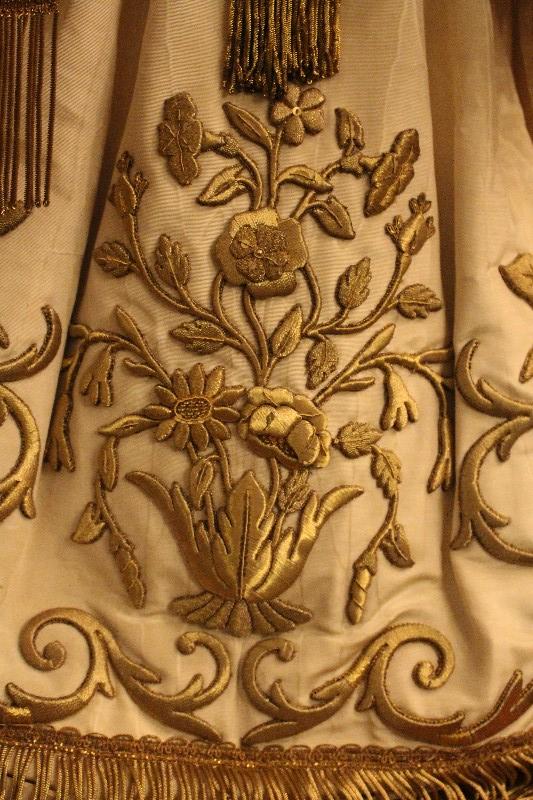 1  Stake - Madonna. Silver Crowns And Scepter.