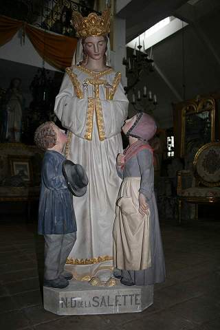 1  Statue: N.D. De La Salette