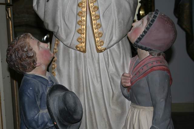 1  Statue: N.D. De La Salette