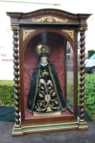 1  Stunning High Quality Exposition-Shrine Of St. Mary As “Mater Dolorosa” , Shrine Brass Inlaid, Statue Hand-Carved Wood / Glass Eyes, Dressed In Black Velvet, Totally Hand-Embroidered,