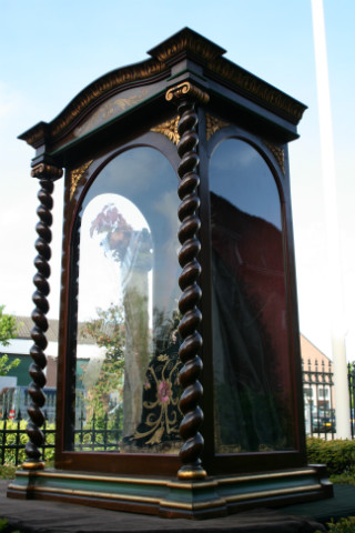 1  Stunning High Quality Exposition-Shrine Of St. Mary As “Mater Dolorosa” , Shrine Brass Inlaid, Statue Hand-Carved Wood / Glass Eyes, Dressed In Black Velvet, Totally Hand-Embroidered,