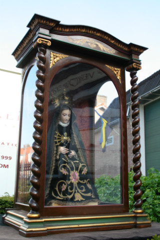 1  Stunning High Quality Exposition-Shrine Of St. Mary As “Mater Dolorosa” , Shrine Brass Inlaid, Statue Hand-Carved Wood / Glass Eyes, Dressed In Black Velvet, Totally Hand-Embroidered,