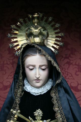 1  Stunning High Quality Exposition-Shrine Of St. Mary As “Mater Dolorosa” , Shrine Brass Inlaid, Statue Hand-Carved Wood / Glass Eyes, Dressed In Black Velvet, Totally Hand-Embroidered,