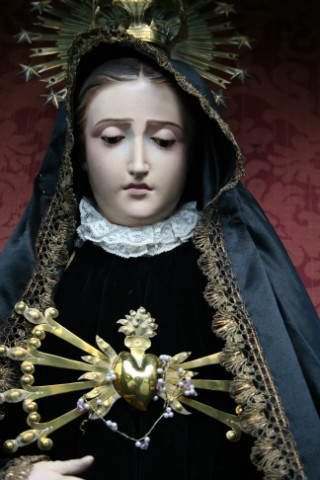 1  Stunning High Quality Exposition-Shrine Of St. Mary As “Mater Dolorosa” , Shrine Brass Inlaid, Statue Hand-Carved Wood / Glass Eyes, Dressed In Black Velvet, Totally Hand-Embroidered,