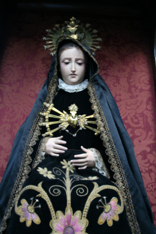 1  Stunning High Quality Exposition-Shrine Of St. Mary As “Mater Dolorosa” , Shrine Brass Inlaid, Statue Hand-Carved Wood / Glass Eyes, Dressed In Black Velvet, Totally Hand-Embroidered,