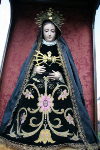 1  Stunning High Quality Exposition-Shrine Of St. Mary As “Mater Dolorosa” , Shrine Brass Inlaid, Statue Hand-Carved Wood / Glass Eyes, Dressed In Black Velvet, Totally Hand-Embroidered,