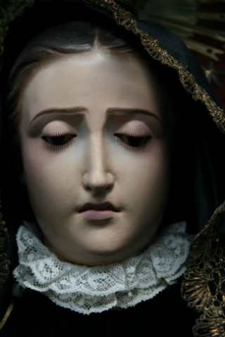 1  Stunning High Quality Exposition-Shrine Of St. Mary As “Mater Dolorosa” , Shrine Brass Inlaid, Statue Hand-Carved Wood / Glass Eyes, Dressed In Black Velvet, Totally Hand-Embroidered,