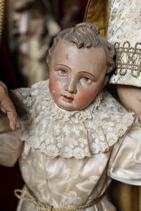 Totally Hand-Carved Wooden Holy Family Hand Embroidered en wood polychrome - dressed, Belgium 19th century