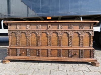 Trunk en Wood, France 18 th century