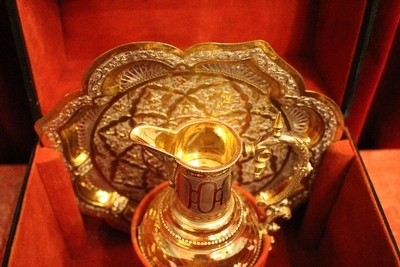 Unique Glass Jug And Matching Brass Platter For Footwashing-Liturgy On Maundy Thursday In Original Case en Brass / Glass, Belgium 19th century