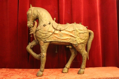 Unusual Antique Hand Carved Wooden Pagent Horse With Brass And Copper Overlay.  Adorned With Decorative Tassels, Chains And Engraved Work  Throughout en Wood / Brass / Copper, Tibet ?
