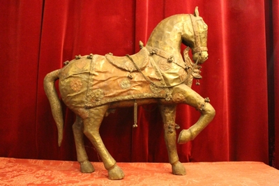 Unusual Antique Hand Carved Wooden Pagent Horse With Brass And Copper Overlay.  Adorned With Decorative Tassels, Chains And Engraved Work  Throughout en Wood / Brass / Copper, Tibet ?