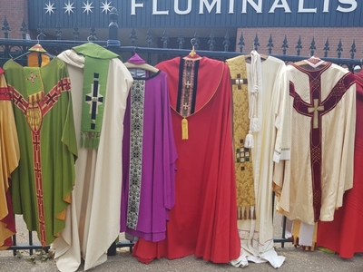 Another Lot Of 100 Used Vestments With Attributes In Very Good Condition en Fabric, The Netherlands 20th century