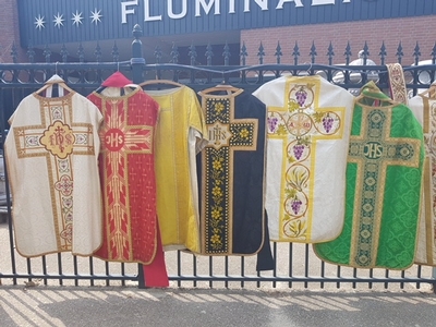 Another Lot Of 100 Used Vestments With Attributes In Very Good Condition en Fabric, The Netherlands 20th century