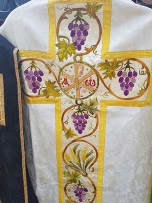 Another Lot Of 100 Used Vestments With Attributes In Very Good Condition en Fabric, The Netherlands 20th century