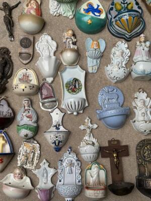 Collection Holy Water Holders en Porcelain / Wood / Terra - Cotta / Brass / Zinc Etc.., Belgium / France / Netherlands / Spain / Portugal 19 th century & 20 th Century