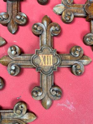 Complete Series Of 14 “Cross-Stations” Of The Cross style Gothic - Style en Oak wood, France 19 th century ( Anno 1865 )