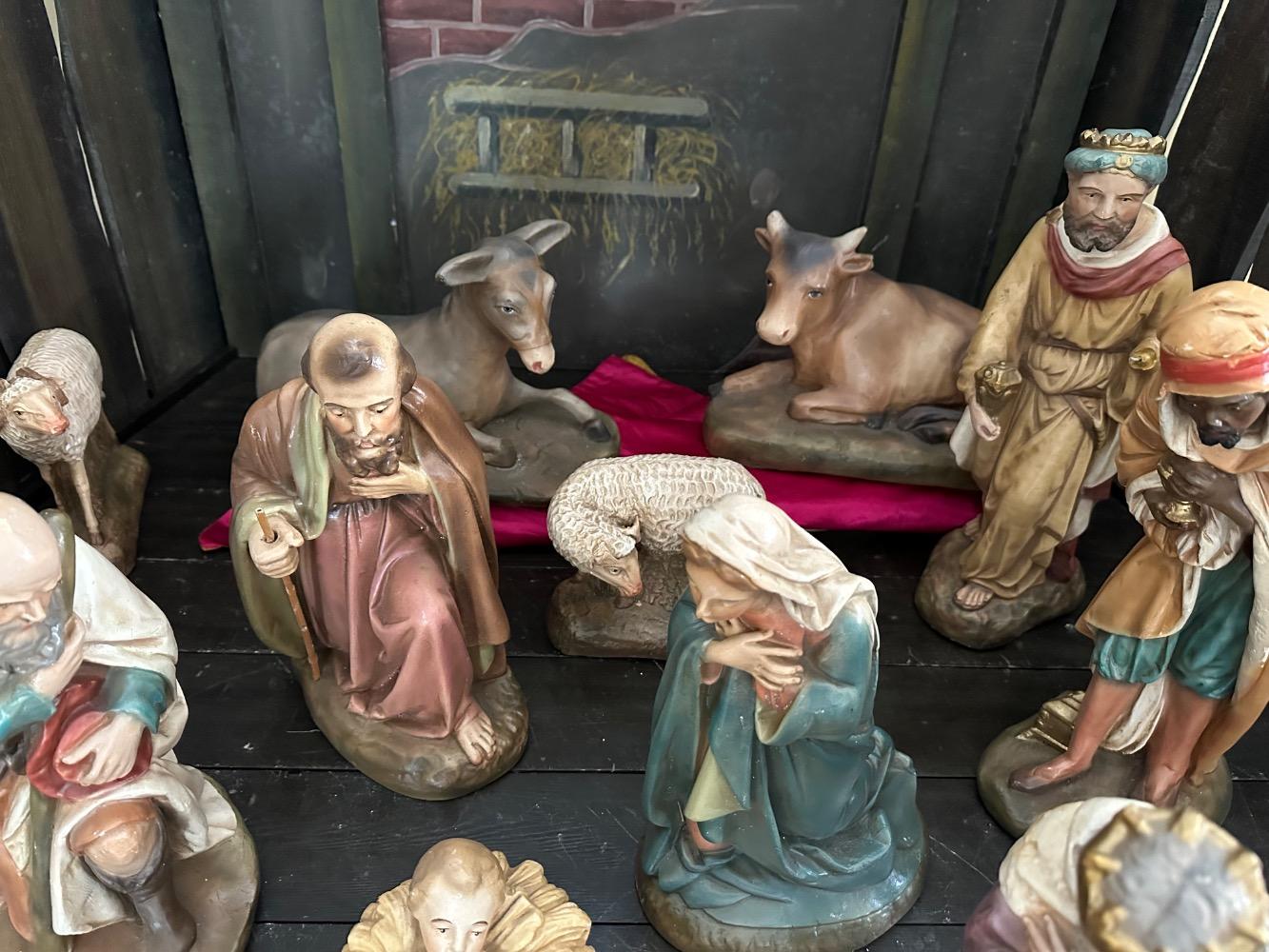 17 Gothic - Style Nativity Set