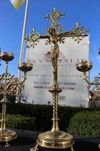 Altar - Cross With Matching Pair Candle Sticks en Brass / Bronze, Belgium 19th century