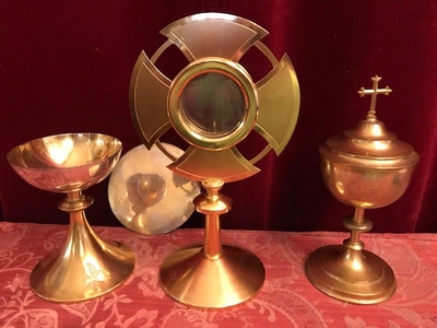 Altar - Set. Monstrance - Ciborium - Chalice. Paten And Lunela Full Silver. Measures: Monstrance style Art - Nouveau en Brass Gilt  / Silver, Dutch 20th century (  anno about 1950 )