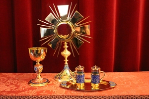 Chalice, Monstrance, Cruets. en brass / gilt / emaille, 20th century