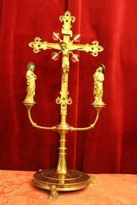 Altar - Set Candle Sticks With Matching Cross. Height Cross 57 style Gothic - style en Brass / Bronze / Gilt, Belgium 19th century