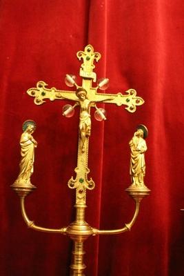 Altar - Set Candle Sticks With Matching Cross. Height Cross 57 style Gothic - style en Brass / Bronze / Gilt, Belgium 19th century