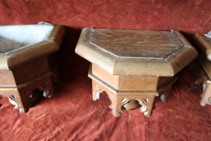 Set Of Oak Matching Wall - Items 1 X Console 2 X Holy Water Fonts. style Gothic - style en Oak wood / Zinc., Belgium 19th century