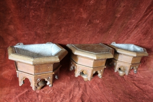 Set Of Oak Matching Wall - Items 1 X Console 2 X Holy Water Fonts. style Gothic - style en Oak wood / Zinc., Belgium 19th century