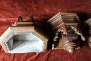 Set Of Oak Matching Wall - Items 1 X Console 2 X Holy Water Fonts. style Gothic - style en Oak wood / Zinc., Belgium 19th century