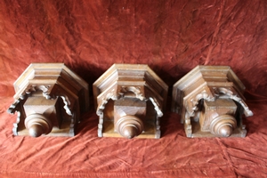 Set Of Oak Matching Wall - Items 1 X Console 2 X Holy Water Fonts. style Gothic - style en Oak wood / Zinc., Belgium 19th century