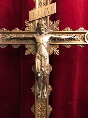 Altar - Set Candle Sticks With Matching Cross. Height Cross 100 Cm. Height Candle Sticks 62 Cm. style Romanesque en Full Bronze / Gilt / Possible to Polisch, France 19th century ( anno 1875 )