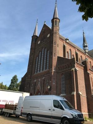 Loading 34 Pews Form Holy Heart Church Boxtel Netherlands September 2017 style Gothic - style en Oak wood, Dutch 19th century