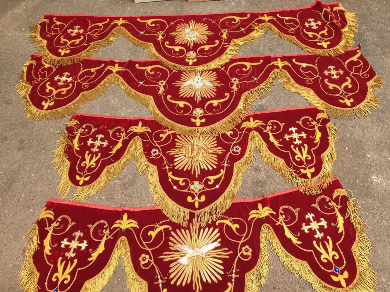 4 BAROQUE-STYLE Exceptional And High Quality Complete Canopy Ornaments.