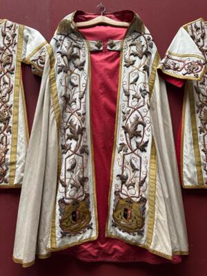 Gothic - Style  Complete High - Mass Set, With Chasuble , 2 Dalmatics, Cope, 3 Maniples, 2 Stoles, Burse & Chalice - Veil. en White Velvet / Brocade Stickery, Southern Netherlands 19 th century