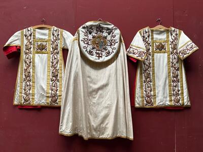 Gothic - Style  Complete High - Mass Set, With Chasuble , 2 Dalmatics, Cope, 3 Maniples, 2 Stoles, Burse & Chalice - Veil. en White Velvet / Brocade Stickery, Southern Netherlands 19 th century