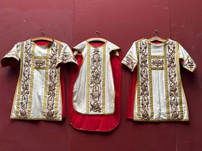 Gothic - Style  Complete High - Mass Set, With Chasuble , 2 Dalmatics, Cope, 3 Maniples, 2 Stoles, Burse & Chalice - Veil. en White Velvet / Brocade Stickery, Southern Netherlands 19 th century